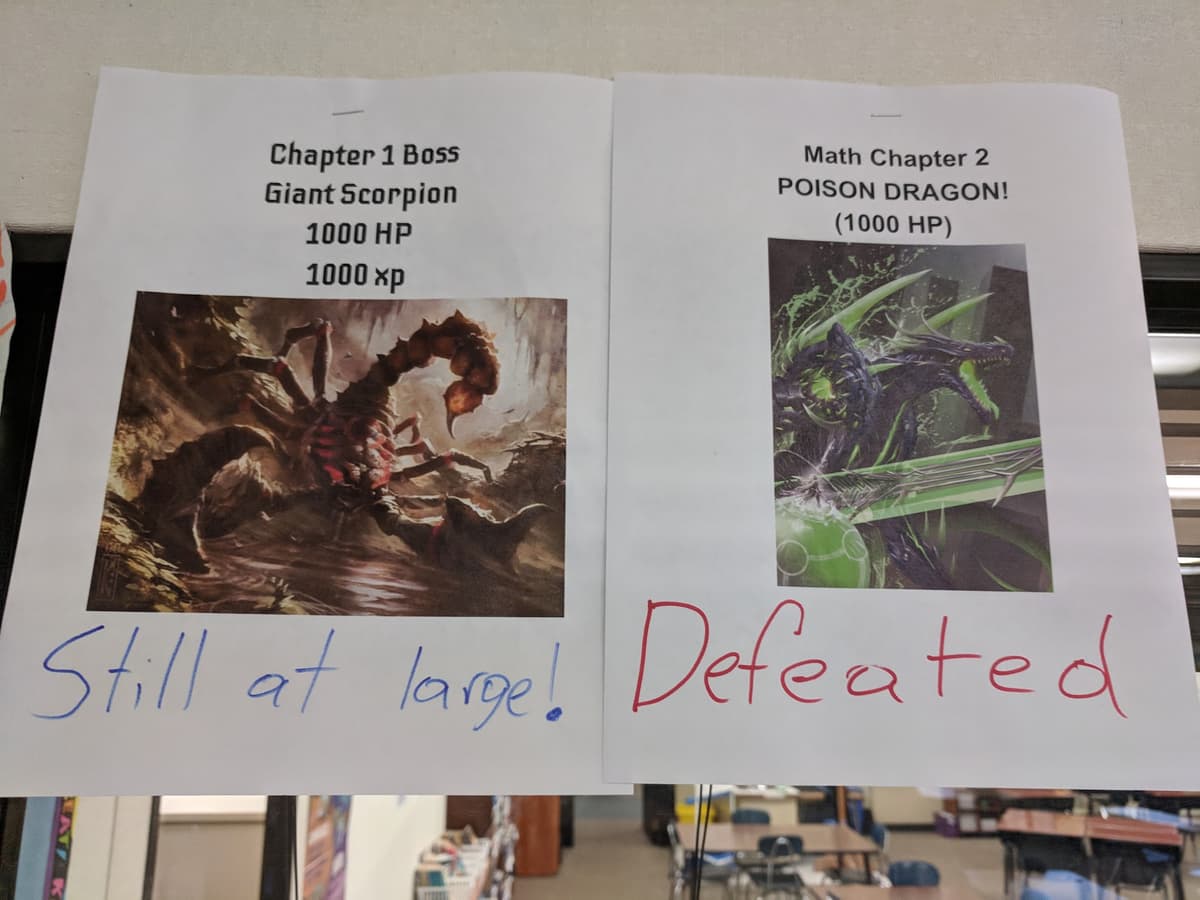 Ieškojimo skelbimų plakatai matematikos skyriaus bosams klasėje